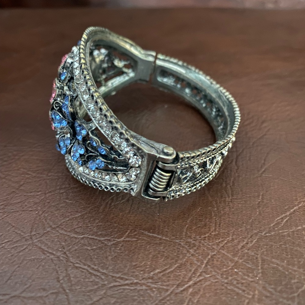 Floral Patterned Rhinestone Bracelet - Picture 5 of 9